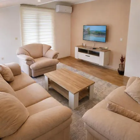 Old Town 1 Free Parking & Rooftop View Apartment